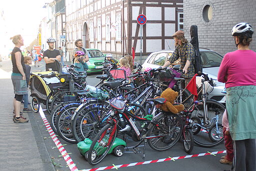 "Wie viele Fahrräder passen in einen Autoparkplatz?"